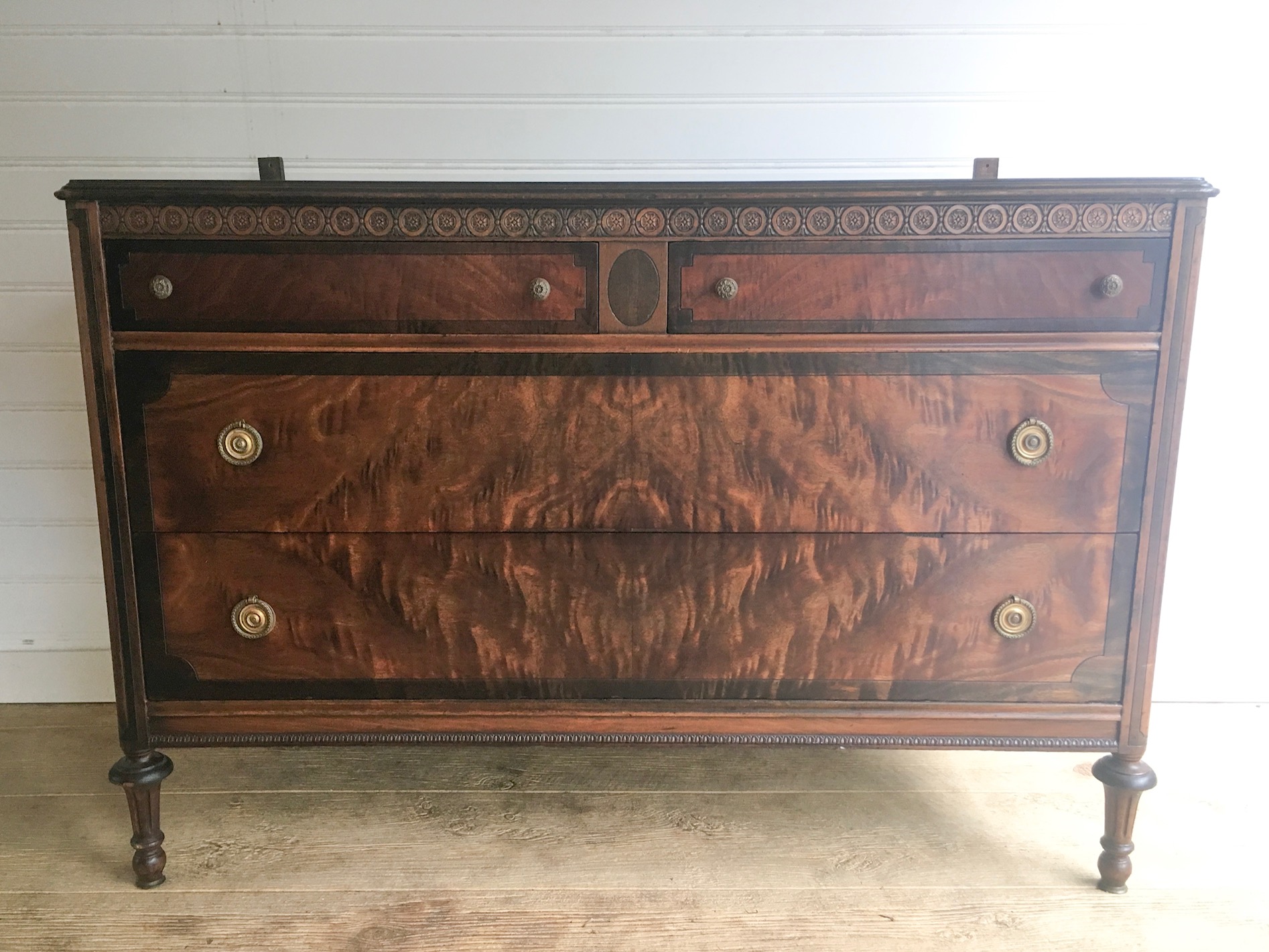 Magnifique commode en bois nécessitant une charge de bois bondo pour réparation sur placage ébréché