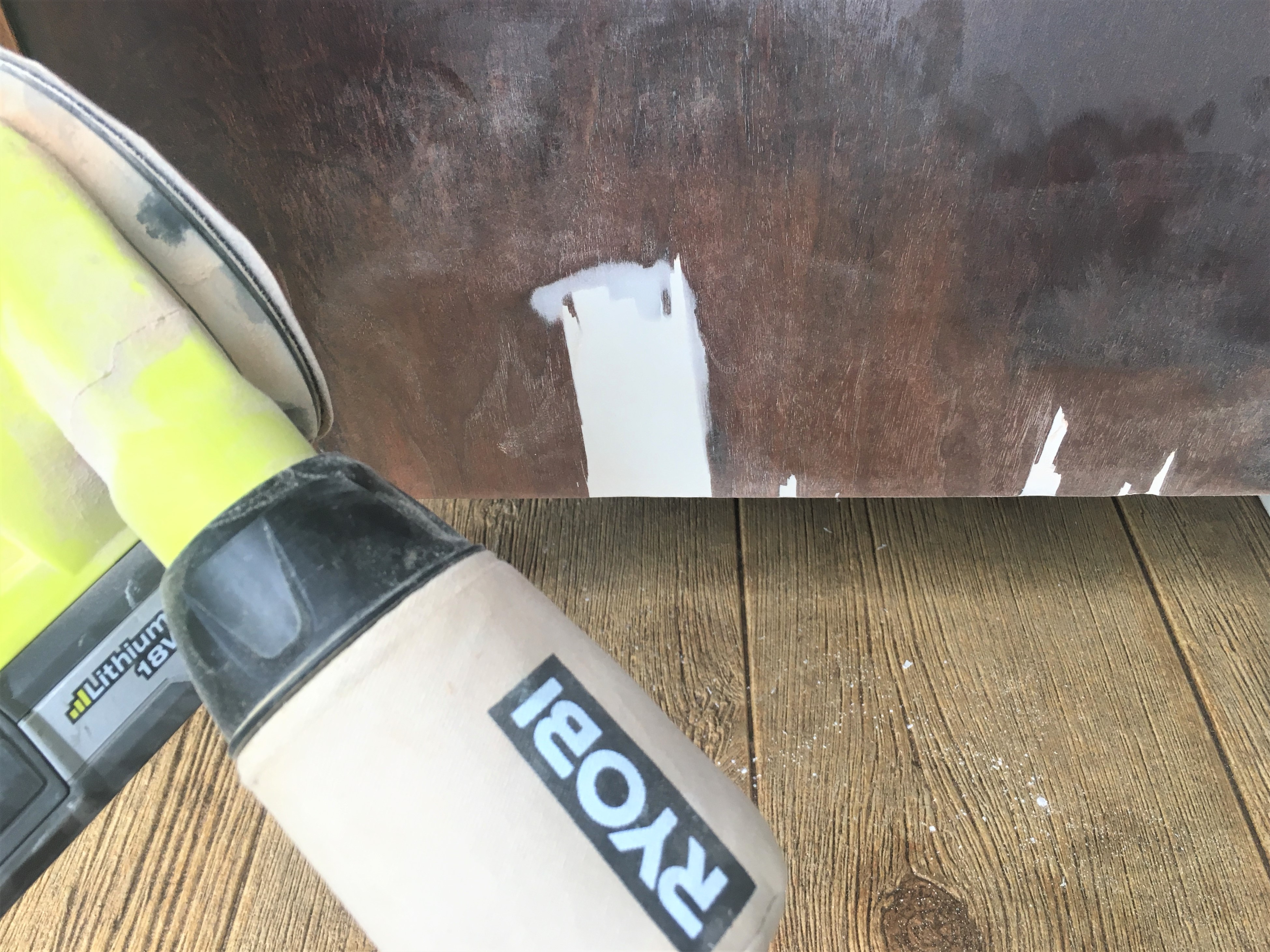 sliping bondo ned på møbler reparasjoner Med Ryobi orbital sander for å skape en flush overflate