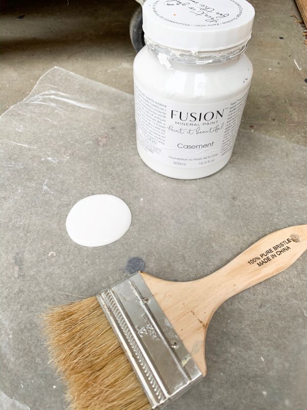 Casement mineral paint with a chip brush for dry brushing furniture application